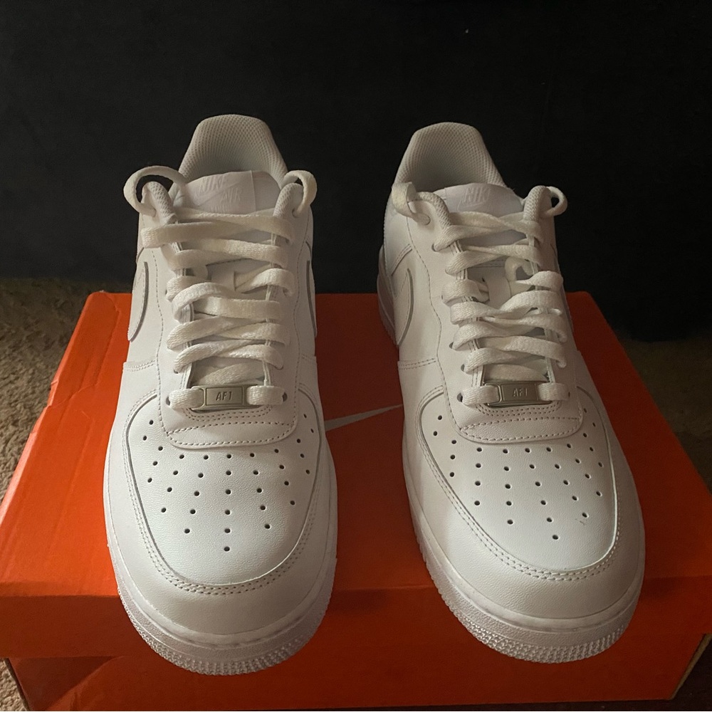 White Nike Men’s Air Force 1 - Picture 4 of 6